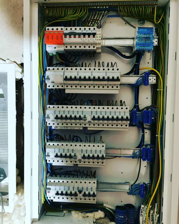 Instalacja nowej rozdzielnicy z bezpiecznikami, Białystok