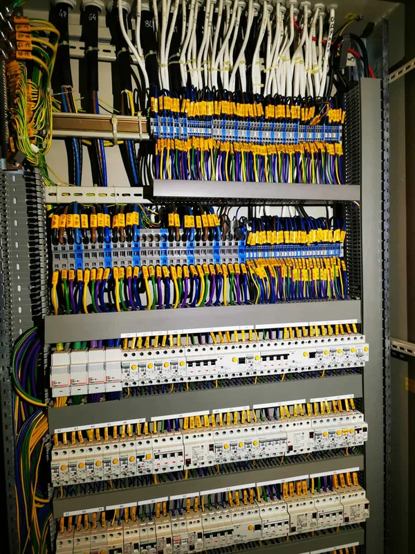 Elektryk podczas pracy - profesjonalne podejście